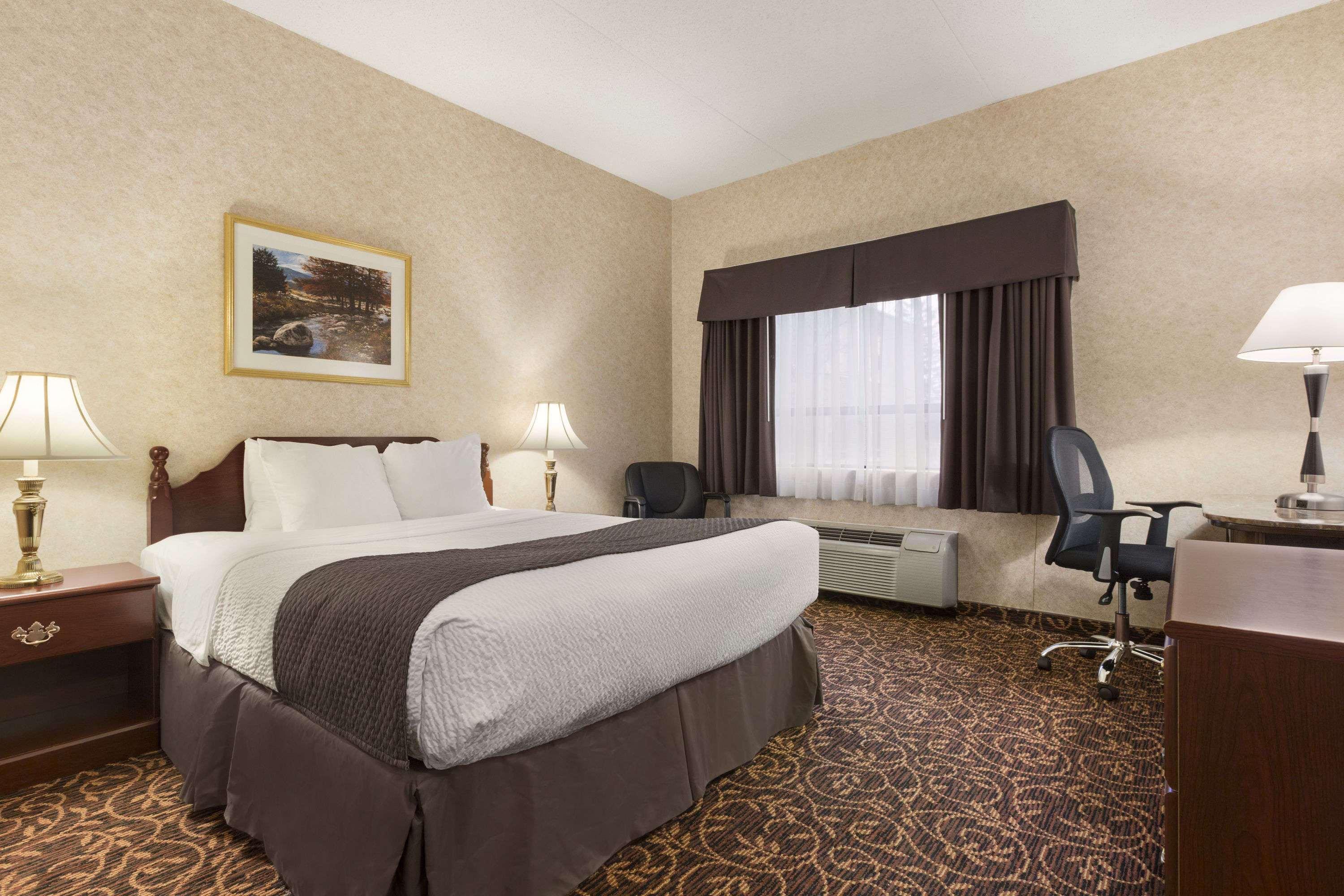 Days Inn By Wyndham Toronto East Lakeview Exterior photo